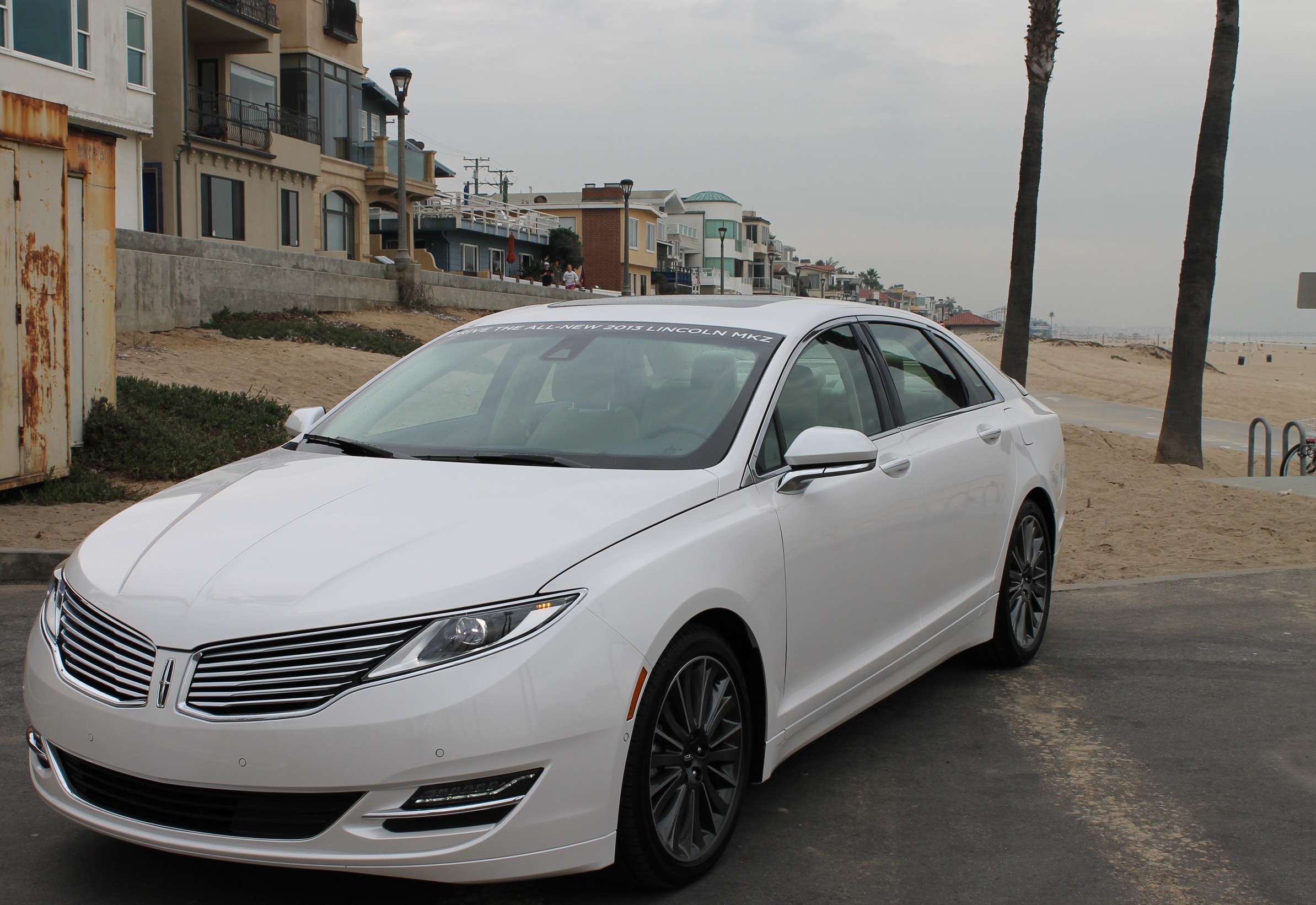 2013_Lincoln_MKZ_Hybrid_White_00025.jpg