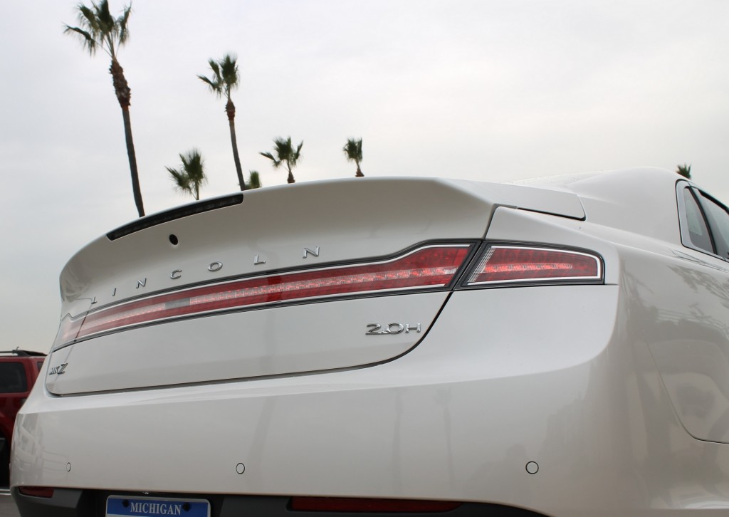 2013_Lincoln_MKZ_Hybrid_White_00033