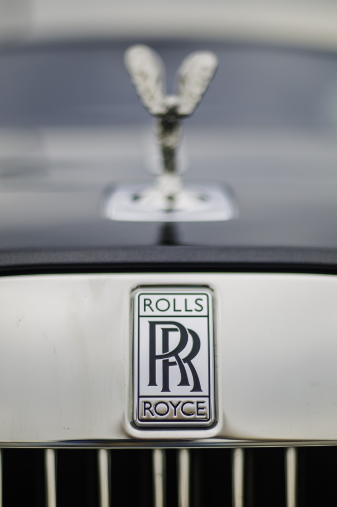 2015_Rolls-Royce_Wraith_Silver_Black_015