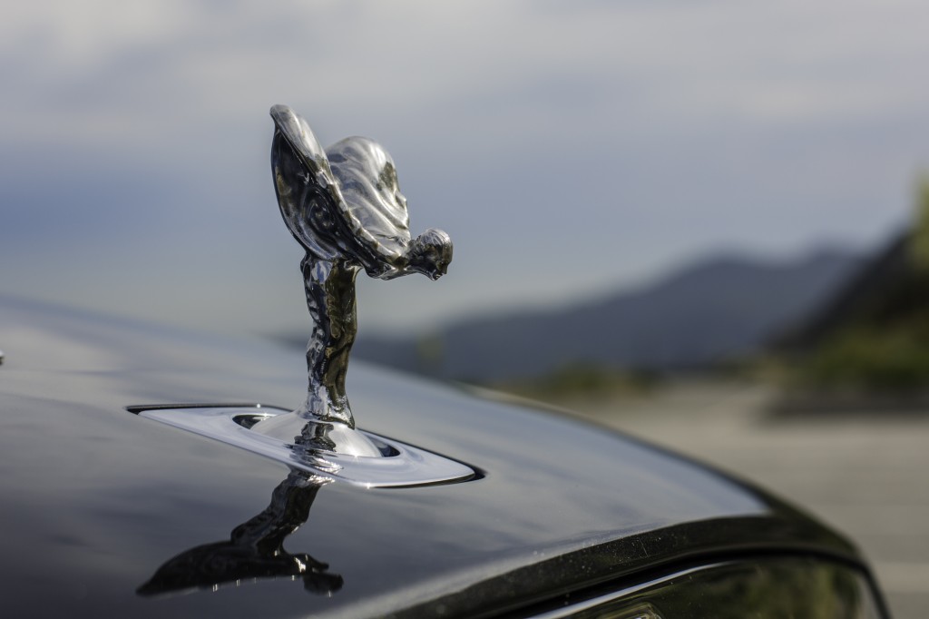 2015_Rolls-Royce_Wraith_Silver_Black_018