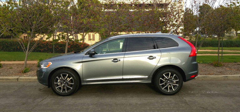 2016_Volvo_XC60_T6_AWD_003