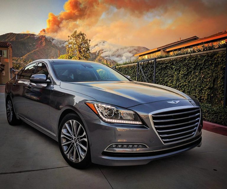 2016_Hyundai_Gensis_Sedan_Gray_001