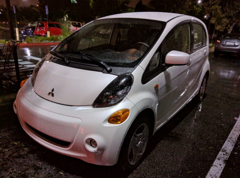 2017-Mitsubisi-i-miev-es-002