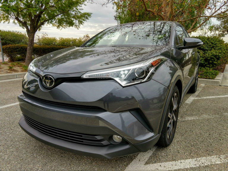 2018-Toyota-C-HR-XLE-Premium-001