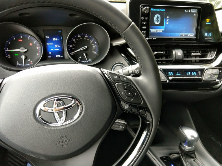 2018-Toyota-C-HR-XLE-Premium-008