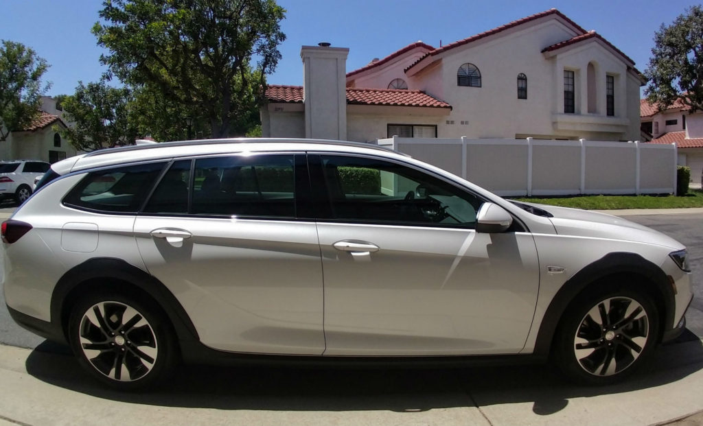 2018 Buick Regal TourX White Frost 005